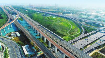 航拍下的郑阜铁路河南段(8月18日摄)。本报记者王铮摄