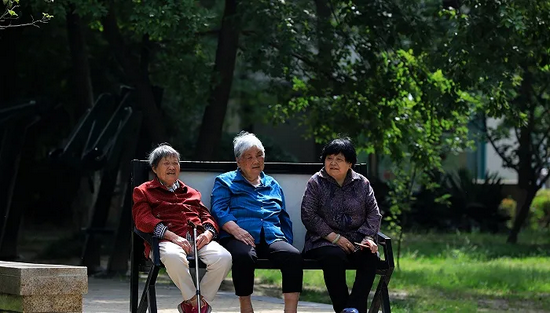 2021年5月29日，江苏省淮安市，在小区休闲的老人。图/人民视觉