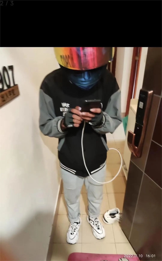 ▲楊先生拍下的閃送騎手照片(消費者供圖)