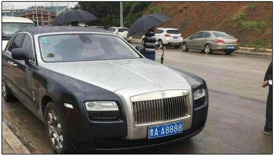 交警确认了一下身份之后就放行了,你以为这里就是高潮了?