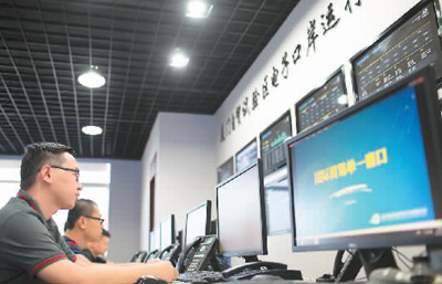 图为工作人员在厦门自贸试验区电子口岸运行监控中心监测运行数据。新华社记者 金立旺摄
