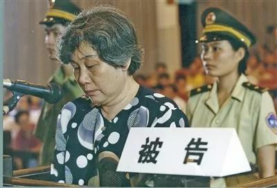 ▲图:邓斌在庭审现场;来源:中国法院报