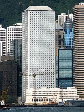 (位于中环的怡和大厦,香港最早的摩天大楼,以其圆形窗户而闻名)