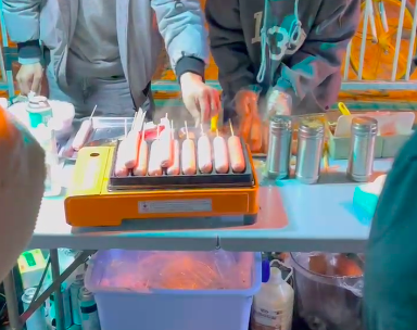 “我脱下孔乙己的长衫，城管却说这里不能摆摊”