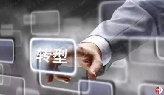 亿博娱乐场手机开户|看到民警,女孩抱着一袋钱就冲上去!结局太意外……