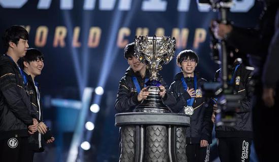 2018英雄联盟全球总决赛：IG 3-0 Fnatic