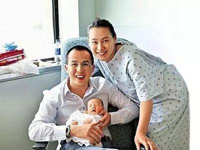 二人带儿子回港为李嘉诚贺寿,又罕见地跟父亲一起祭拜亡母。