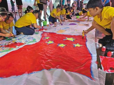 8月13日，暑期的北京汽车博物馆，孩子们共绘“我和我的祖国之红旗”长卷。新京报记者 陶冉 摄