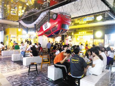 夜里11点,深夜食堂聚集很多年轻人。
