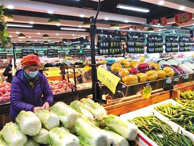 昨日,志广富庶蔬菜直营店草桥店,市民正在挑选大白菜。新京报记者 徐美慧 摄