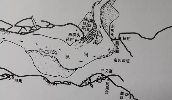 东坝头是黄河九曲十八弯最后一道弯所在地。1855年(清咸丰五年),黄河在河南兰阳(今兰考)北岸铜瓦厢决口,洪水向北夺大清河入海,结束了黄河近700年南下夺淮入海的局面。这是黄河距今最近的一次大改道。这是黄河博物馆展示的铜瓦厢河决示意图。