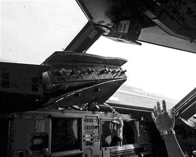 川航客机惊魂27分钟:万米高空剧烈颠簸 事故调