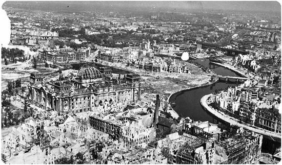 在二战后只剩一片废墟的柏林