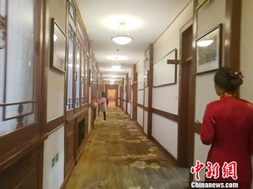 图为全聚德烤鸭店内部 邱宇 摄