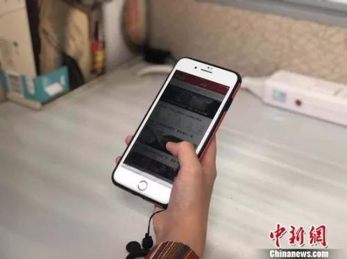 资料图:学生在使用手机。 姜雨薇 摄