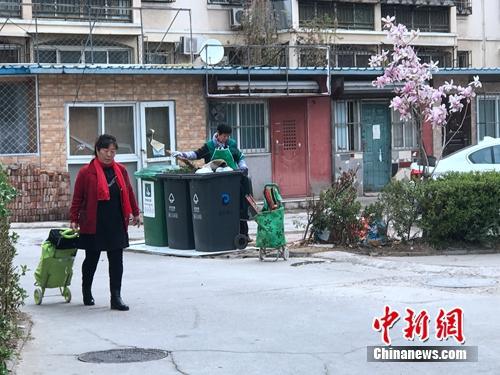 某小区内，垃圾分类志愿者在进行作业。中新网 吴涛 摄