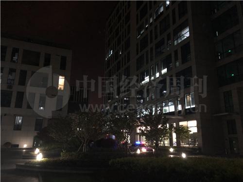 晚上9点,善林金融楼下的警车(《中国经济周刊》记者 宋杰 摄)