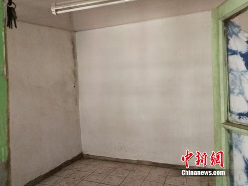 屋内光线很暗，有陈腐的气味。中新网记者 邱宇 摄
