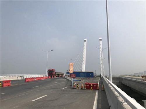 大桥现在又拉起了围挡，东半幅道路禁止通行 图源：猛犸新闻