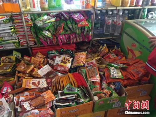 资料图：北京某学校附近超市的各种零食，其中有不少辣条。中新网 邱宇 摄