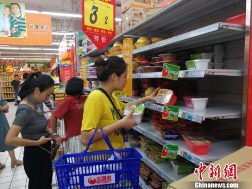 资料图:民众选购方便面 翟李强 摄