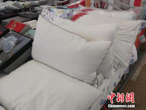 某商场中出售的各类睡眠枕 中新网记者 张尼 摄