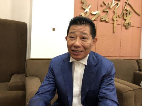 梁伟浩在接受记者采访。图片来源:香港《大公报》/方俊明 摄
