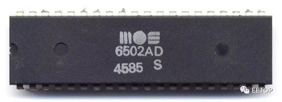 MOS 6502处理器(照片由Dirk Oppelt / CC BY-SA 3.0)
