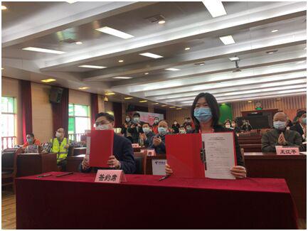 点击查看大图 湖北省农业农村厅副厅长陈志勇(左)与京东物流华中区域分公司总经理任广乐(右)现场签约