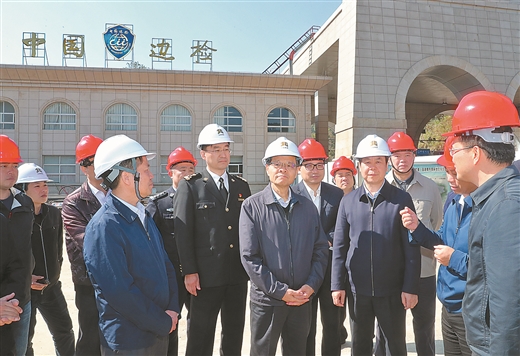 12月4日,自治区主席陈武来到位于凭祥市的友谊关口岸调研,实地了解友谊关扩建、通关便利化等情况。 本报记者 梁凯昌/摄