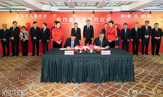 上海市政府与特斯拉的合作备忘录签约仪式（7月11日，reuters）