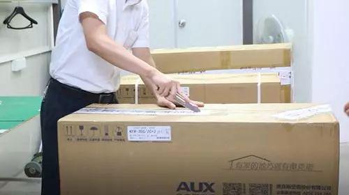 格力当众拆解奥克斯空调。供图
