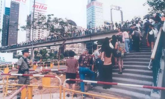 排队认筹新盘灏景湾的人群,香港,1997年