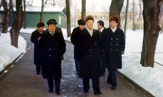  1984年，万里同志赴莫斯科参加外事活动，当时担任秘书的孟晓苏陪同前往。