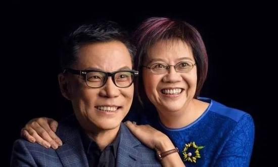 申博客户端下载 - 广告牌突然倒下 太婆路过被砸伤