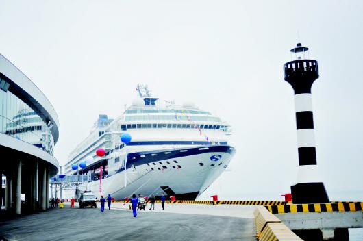 利用邮轮母港带来的人流信息流,青岛市市北区分别打造休闲游憩文化体验带、蓝色经济高端商务带。(□CFP供图)