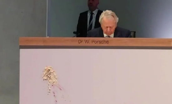 尴尬!大众汽车董事长股东大会被扔蛋糕,遭灵魂三问