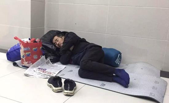 睡在楼道里的冯友全