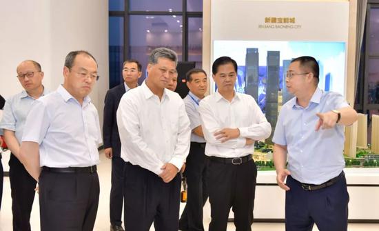 姚振华董事长向到访领导介绍宝能·郑州中心项目,180万㎡中央活力区,306米商务中心主塔成郑州新地标
