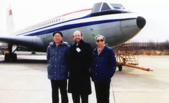 吴兴世(左)和马凤山(右)接待外宾,1988年