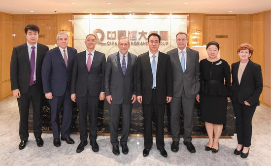 恒大主要高管与哈佛大学校长Lawrence S. Bacow一行合影留念