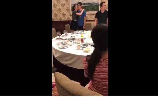 有网友说,视频反映了熊市里卖方男女抱团取暖相互依偎共克时艰,没毛病...