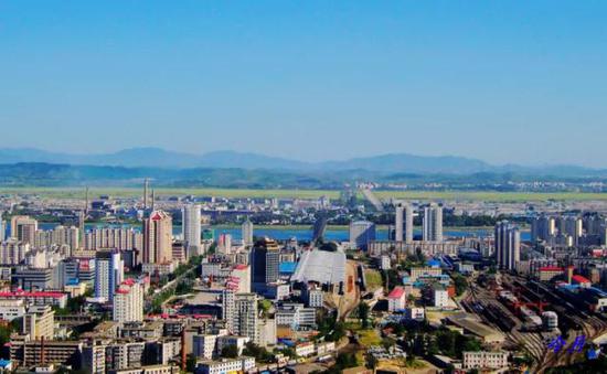 △ 在曙光阁上拍摄的丹东市貌，江对面是朝鲜新义州