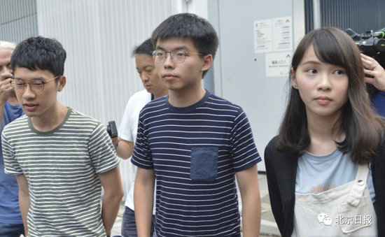 左起,罗冠聪、黄之锋、周庭