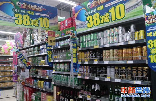 ▲6月6日—6月19日期间,物美超市部分啤酒将享受“满38减10”的优惠。中新经纬闫淑鑫摄