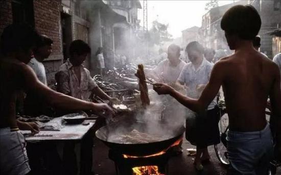 1983年，正在炸油条的大同市民