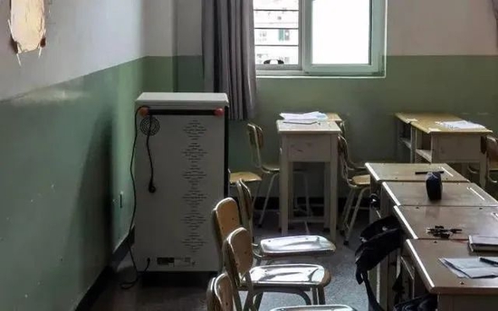 某中学教室内的智能设备充电柜（图源：新华社）