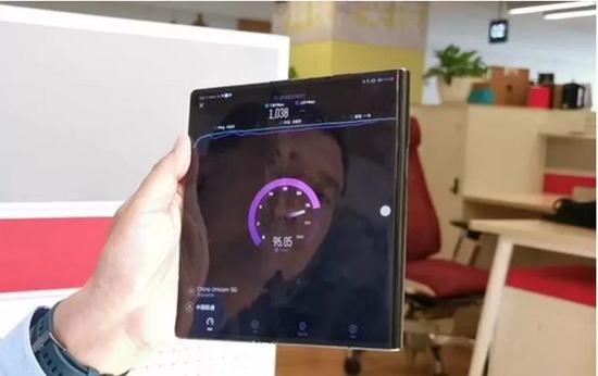 (图为华为手机产品线总裁何刚用华为5G手机联入中国联通的5G网络)
