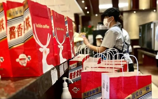 瑞幸供应商要卖白酒风味厚奶?揭秘乳企跨界生意经