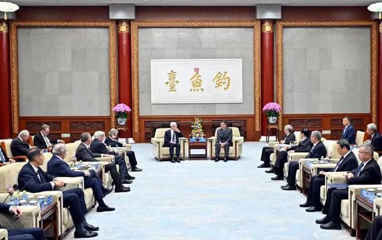 何立峰在钓鱼台国宾馆会见清华大学经济管理学院顾问委员会委员代表。新华社记者 殷博古 摄